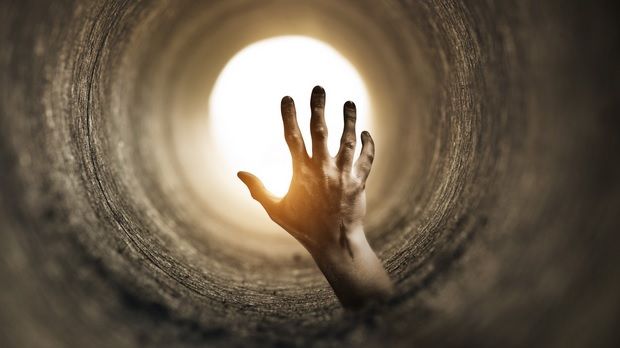 Curiozităţi despre moarte: când începem să simţim sfârşitul şi ce se întâmplă pe drumul spre lumină