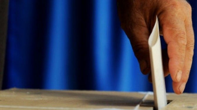 REFERENDUM. Tot mai mulţi președinți de secții de votare cer înlocuirea lor 