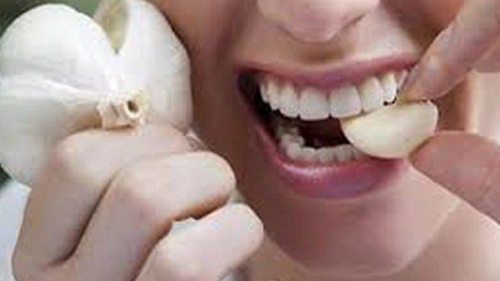 A ţinut un căţel de usturoi în gură timp de trei minute. Nu o să crezi ce i s-a întâmplat apoi