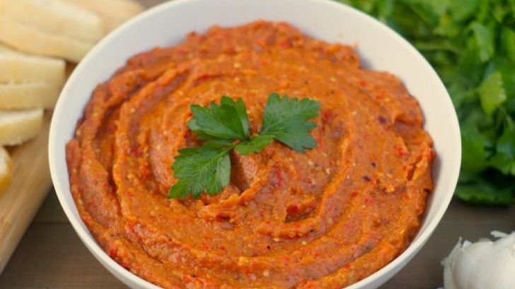 Aşa faci cea mai bună zacuscă de vinete şi gogoşari. Ingredientul secret care-i dă tot gustul 