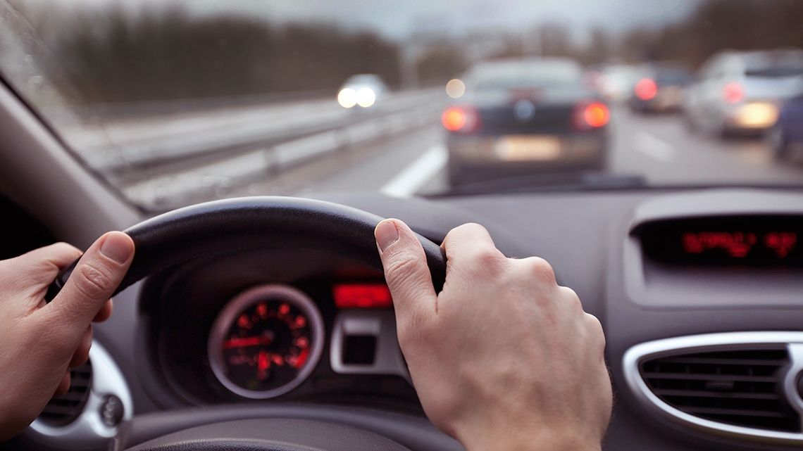 Greşeala făcută la volan care îţi distruge maşina. Puţini şoferi ştiu asta!