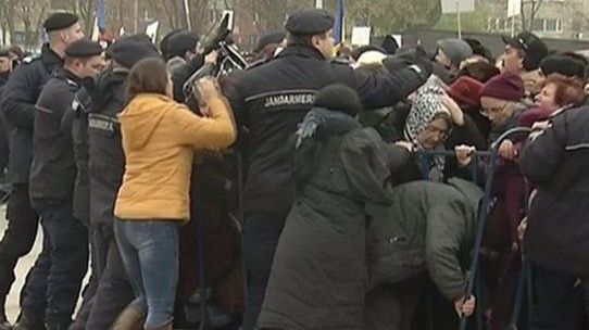 Program prelungit la Catedrala Neamului, după ce enoriaşii au făcut scandal cu jandarmii  