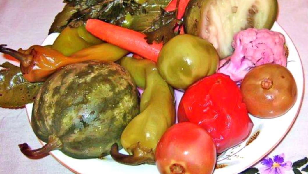 "Mi s-au înmuiat murăturile!" - Ce a făcut greşit această gospodină. Legumele s-au făcut praf!