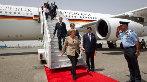 Anchetă pe o ”pistă criminală” după aterizarea de urgență a avionului lui Merkel