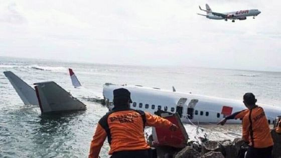 Avionul prăbuşit în Indonezia: Scafandrii au recuperat una din cutiile negre ale aeronavei