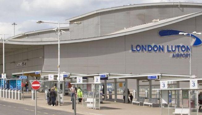 Zeci de români blocați pe aeroportul Luton