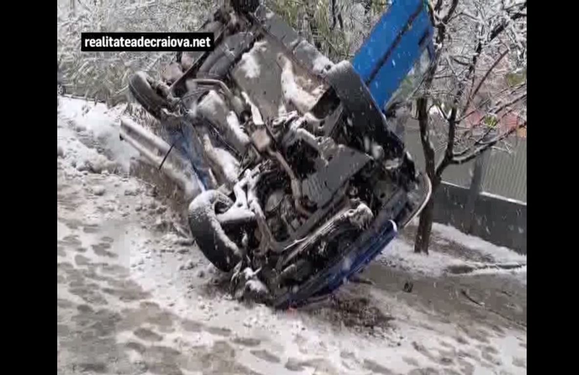 Zăpada a pus stăpânire pe România. Mulți șoferi au derapat și au ajuns în șanț