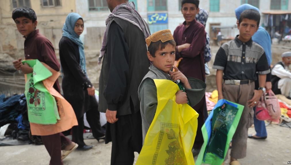 Situație cruntă! Afganii își vând copiii pentru a-și hrăni familiile 