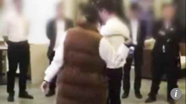 Angajaţi forţaţi de şefi să bea urină şi să mănânce gândaci. Motivul incredibil 