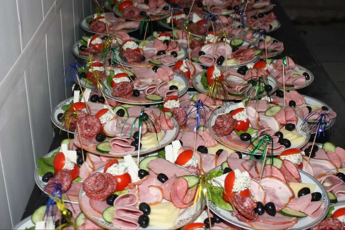 Aperitive infectate cu STAFILOCOCUL AURIU, la o nuntă din Alba! 