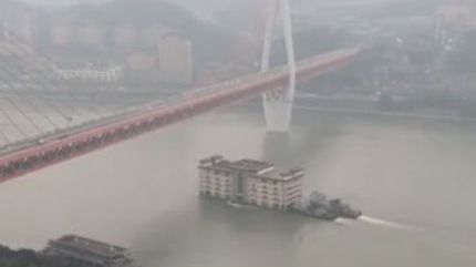 Misterul clădirii cu 5 etaje care plutește la vale pe râu i-a buimăcit pe localnici