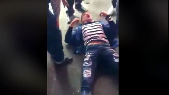 Tânărul din Brăila care a lovit mai multe persoane cu maşina şi a înjunghiat un bărbat, ARESTAT