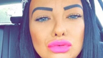 Bruneta a fost concediată la doar 30 minute după angajare. Şeful a văzut-o fără haine şi...