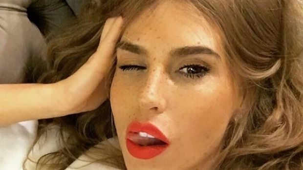 Corina Bud, goală pe net