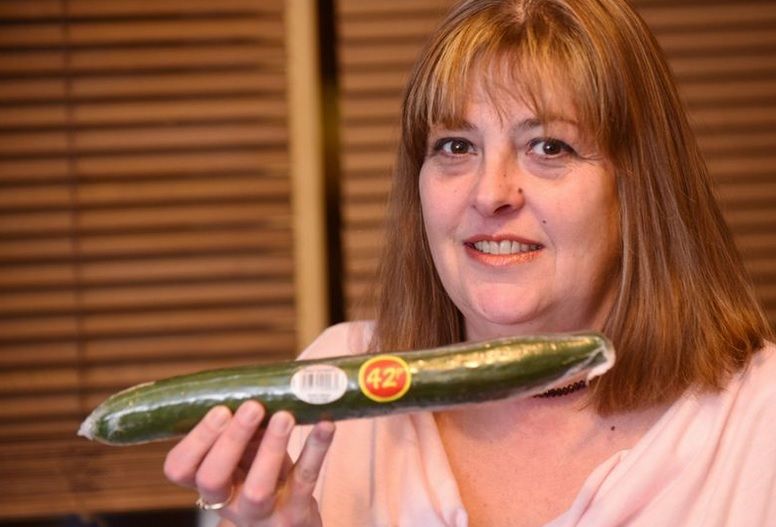 Credea că e doar puţin pământ. Când a desfăcut folia de pe castravete, a îngheat! Coşmar!