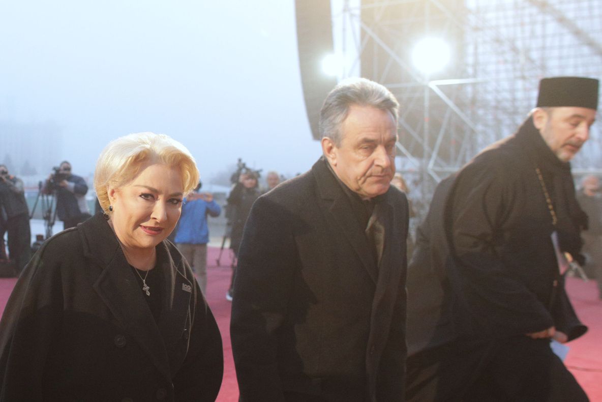 Viorica Dăncilă, o nouă GAFĂ chiar la evenimentul de sfințirea Catedralei Mântuirii Neamului. VIDEO
