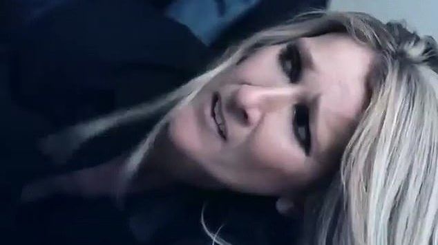 Celine Dion, pusă la pământ și încătușată