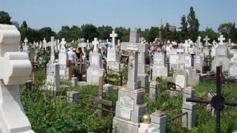 Ce a găsit o mămică la mormântul bebelușului ei. Femeia s-a prăbușit în cimitir