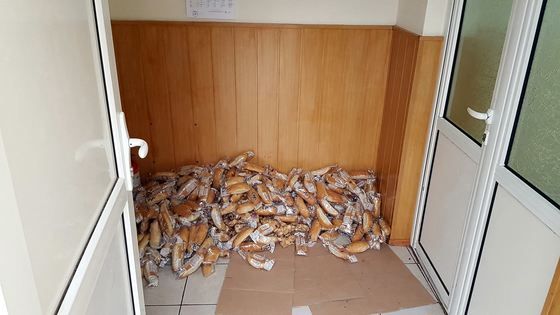 Revoltător! Cornuri pentru elevi, depozitate pe jos