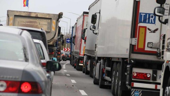 Dezastru la vamă! Cozi de peste 40 de km, zile întregi de aşteptare