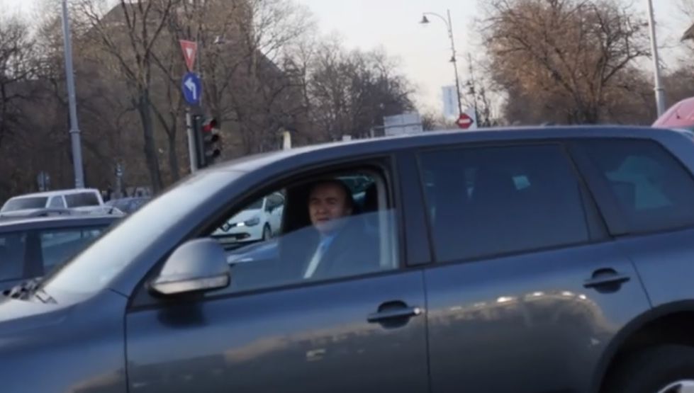 Tudorel Toader conduce o mașină primită cadou de la SRI