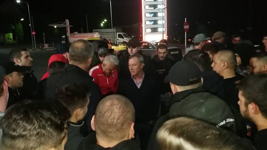 Scene halucinante. Fanii dinamoviști s-au dezlănțuit și au oprit cu forța autocarul propriei echipe