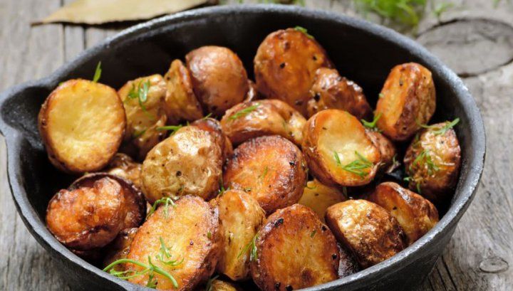 Greşeala pe care o facem toţi când gătim cartofi la cuptor