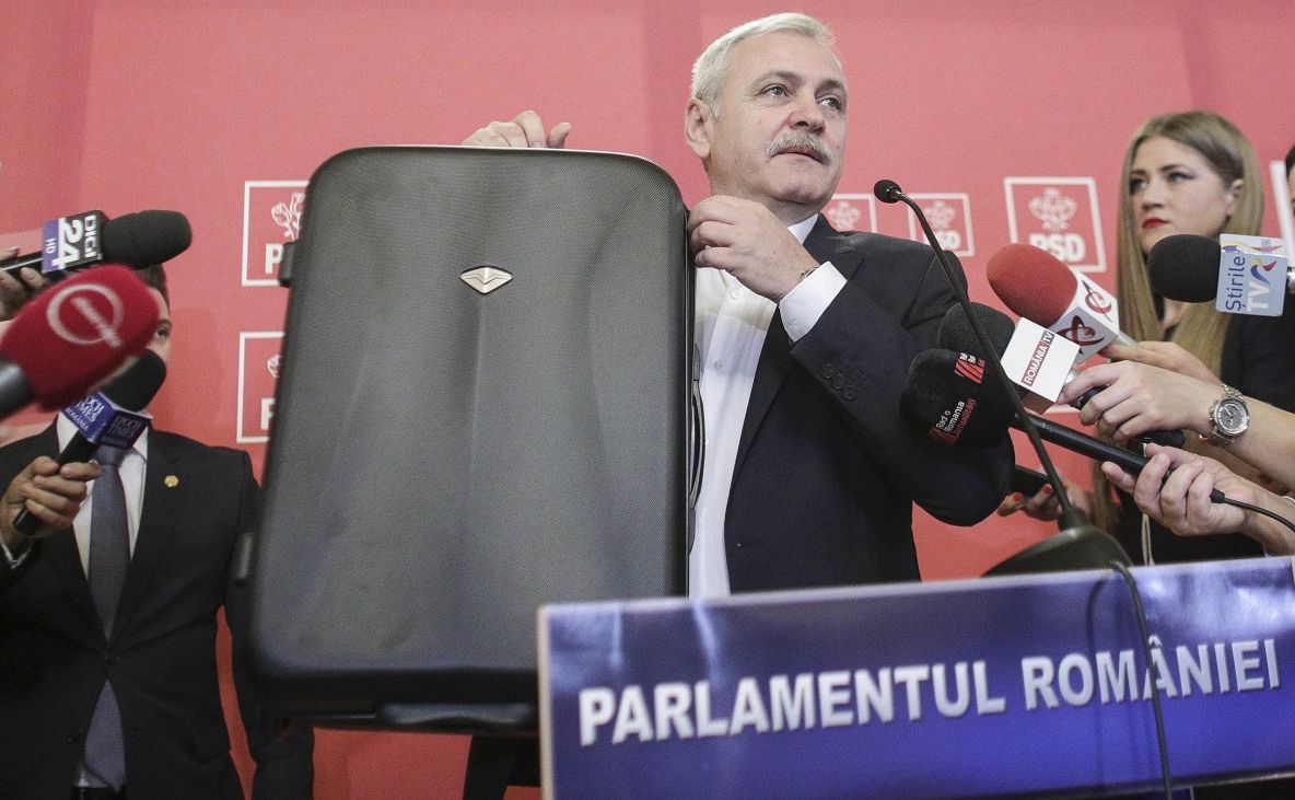Dragnea face CIRC. A venit cu două VALIZE la ședința CEx. "Am adus gogoși Rise Project"