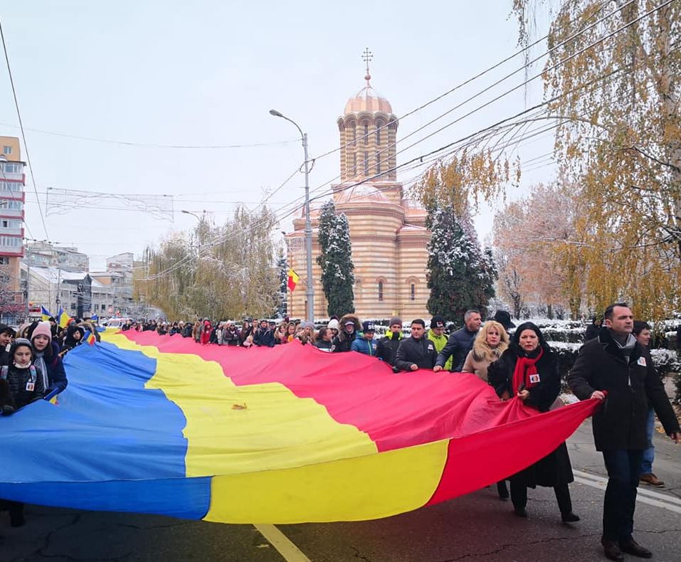 Tricolor de 100 de metri, purtat pe străzile din Târgoviște