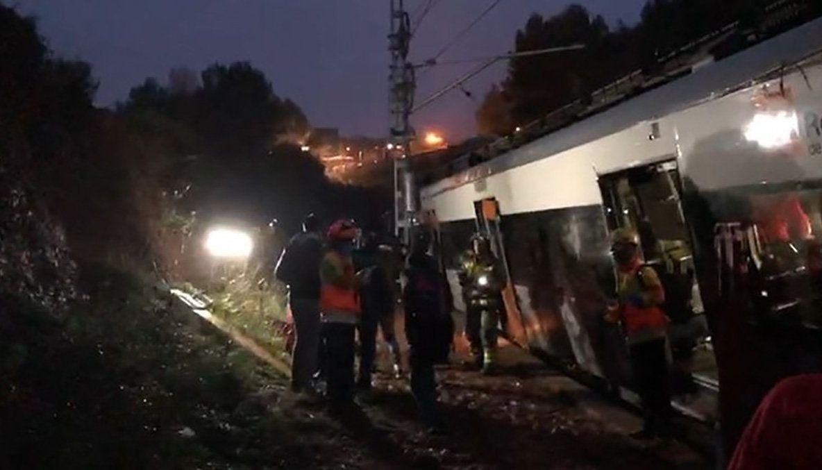 Tren deraiat la Barcelona, în urma unei alunecări de teren. Victime multiple