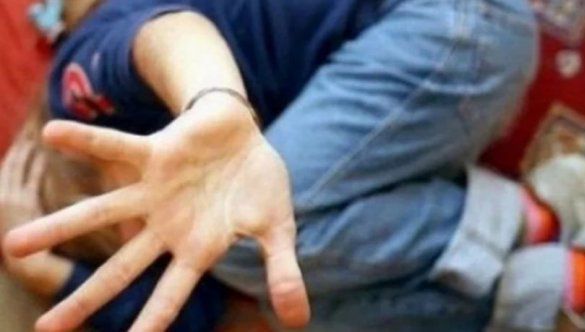 Elevă bătută de două fete pe stradă. Oamenii au scos telefoanele să filmeze. Nimeni nu a intervenit!