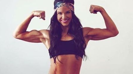 A mers aproape goală la nuntă, iar bărbaţii au pălmuit-o peste fund şi i-au turnat bere în decolteu