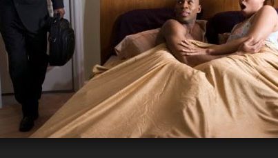 Şi-a prins iubita cu amantul şi a vrut s-o filmeze. Dar ce i-a spus femeia l-a făcut să plângă