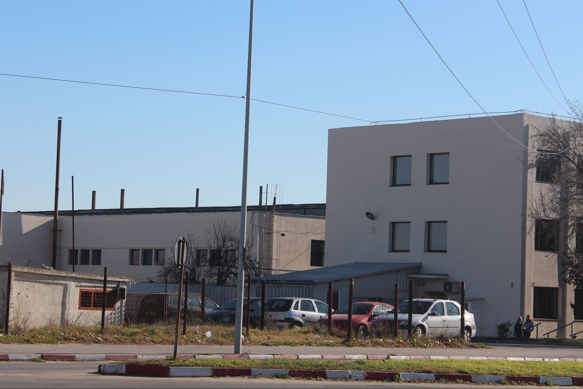 Două fabrici de confecții din Teleorman renunță la jumătate din angajați