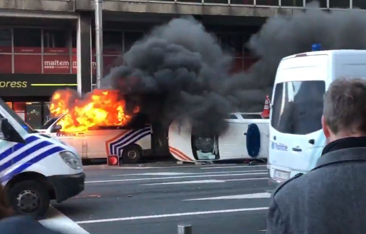 Protest al ”vestelor galbene” la Bruxelles. Manifestanții au incendiat o mașină de poliție