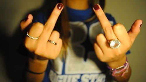 Ce înseamnă, de fapt, gestul obscen cu degetul mijlociu ridicat