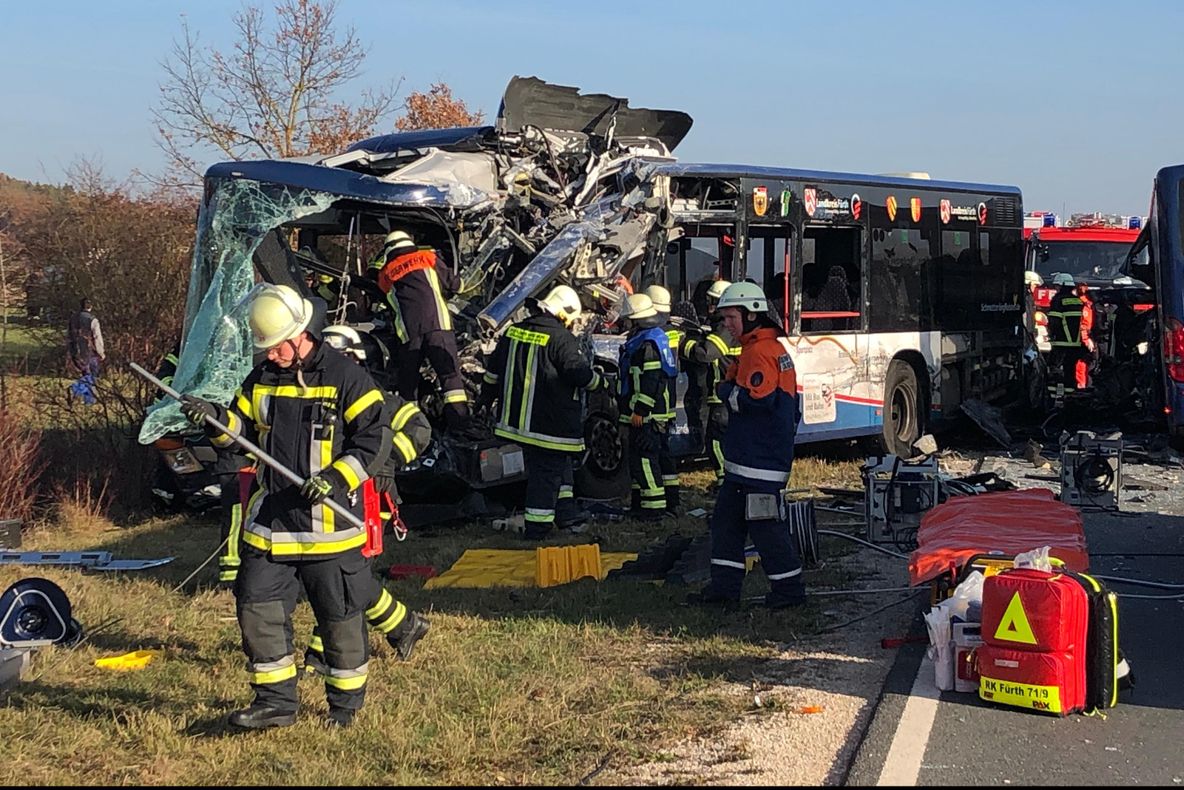 ACCIDENT grav: Cel puţin 40 de victime în urma ciocnirii dintre două autobuze 