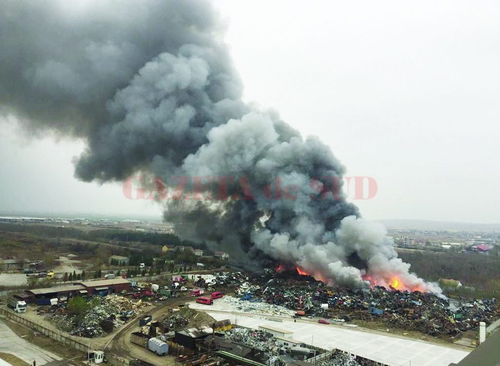 Focul de la depozitul auto din Craiova, stins după mai multe ore (VIDEO)