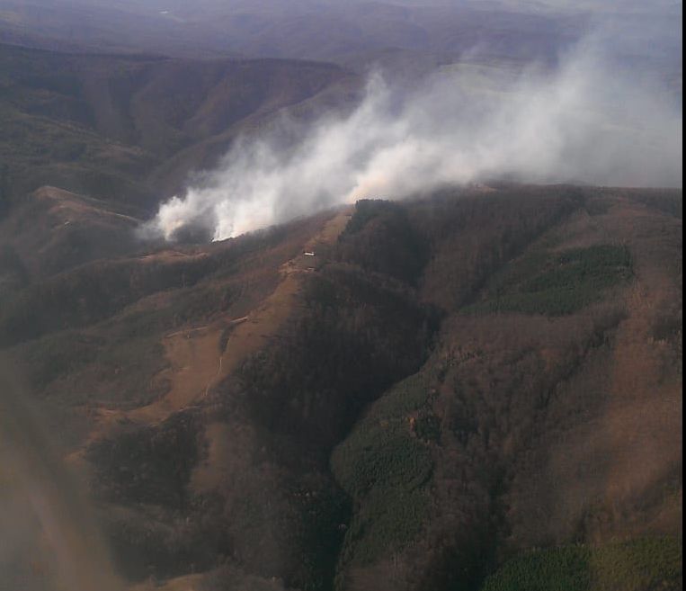 Pompierii reiau lupta cu flăcările în Semenic cu ajutorul unui elicopter(Video)