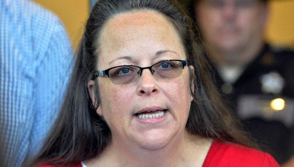 Cazul bizar al eroinei CpF Kim Davis, îmbrățișată de mitropoliții BOR, concediată de alegătorii SUA