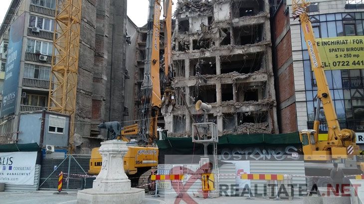 O clădire-simbol din comunism, aproape demolată. Ce-a mai rămas