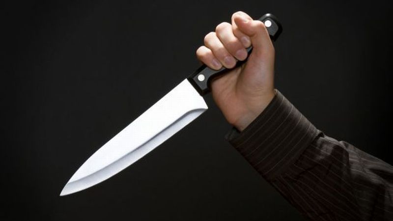 Se întâmplă în România: un tânăr a fost înjunghiat de propriul TATĂ