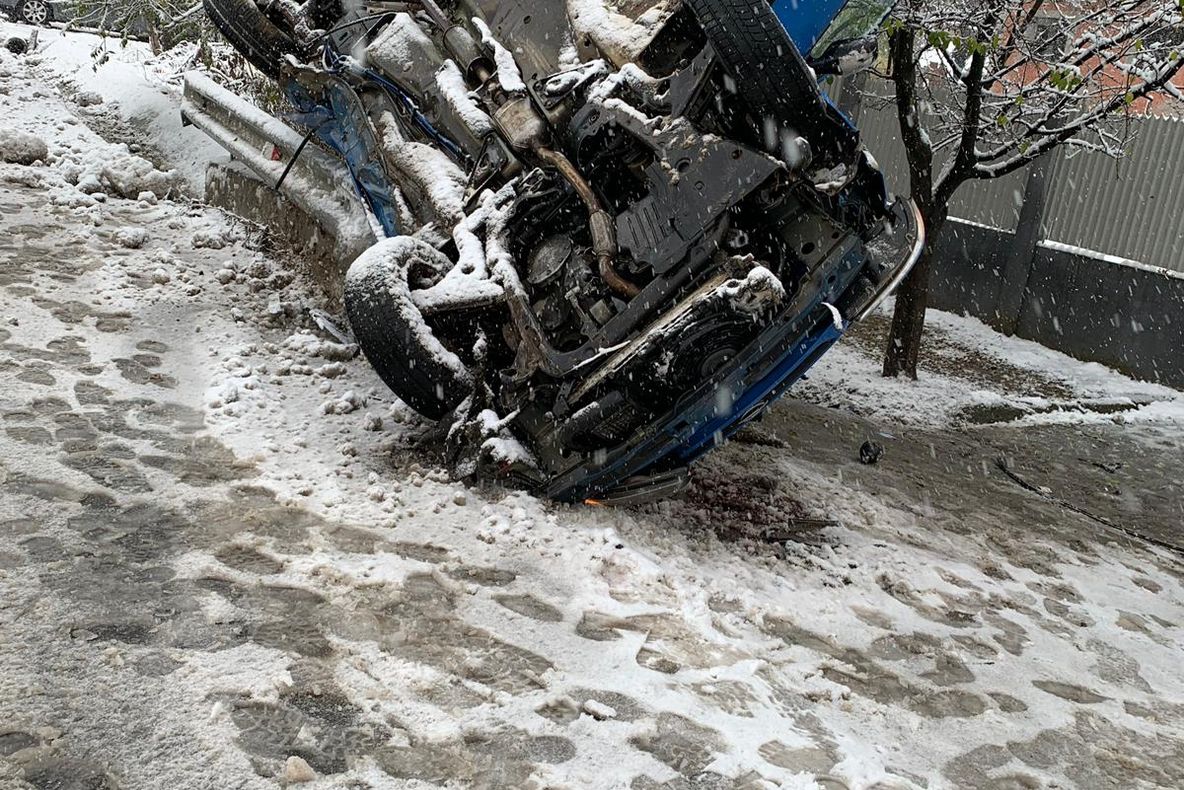 Ce a pățit un bărbat din județul Olt care a plecat la drum fără cauciucuri de iarnă?