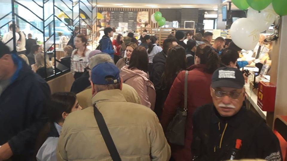 Focșănenii au "petrecut" noaptea la primul McDonald's din oraş