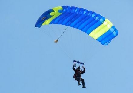 Un parașutist a căzut în gol: parașuta nu s-a deschis - Tânărul este grav rănit