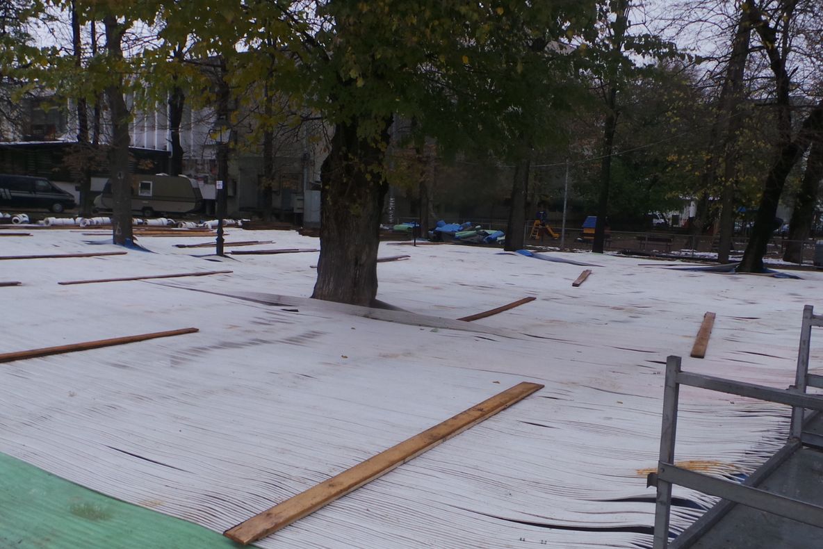 Patinoar printre copaci, la Focșani