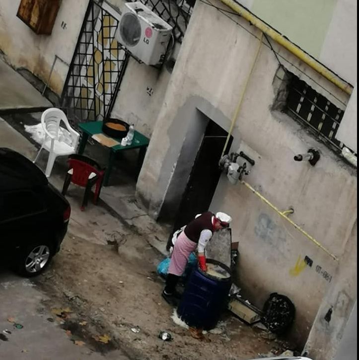 Vase spălate în spatele blocului, în butoi, la o patiserie din Slatina