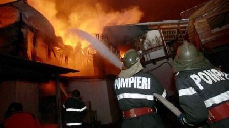 Un mort şi mai mulţi răniţi într-un incendiu, la Cernica