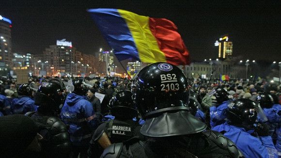 Sentință bombă în dosarul ultrașilor care au devastat Piața Victoriei după OUG 13
