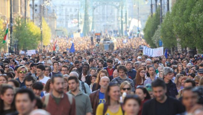 Mii de oameni în stradă, la Budapesta